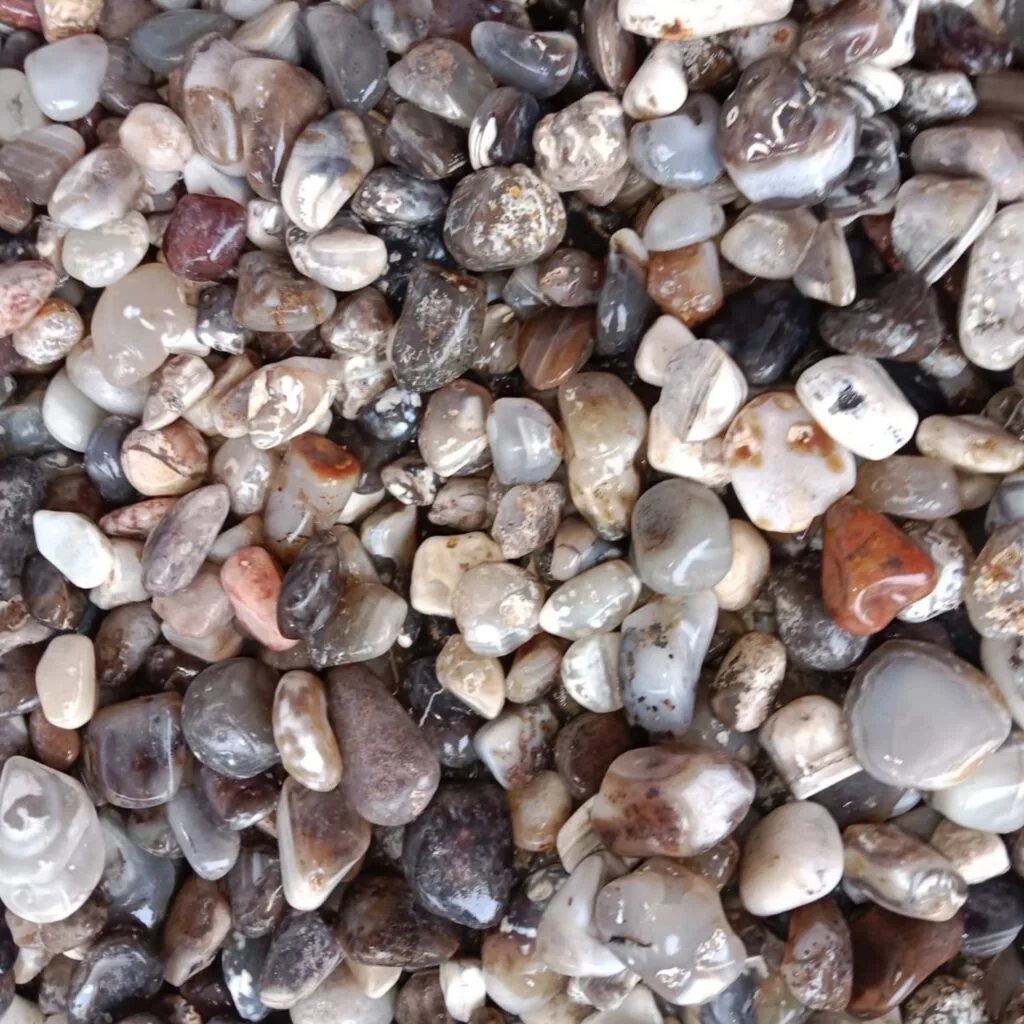 Wholesale supplier of natural polished agate stones and decorative pebbles in Bangalore for landscaping and architectural projects